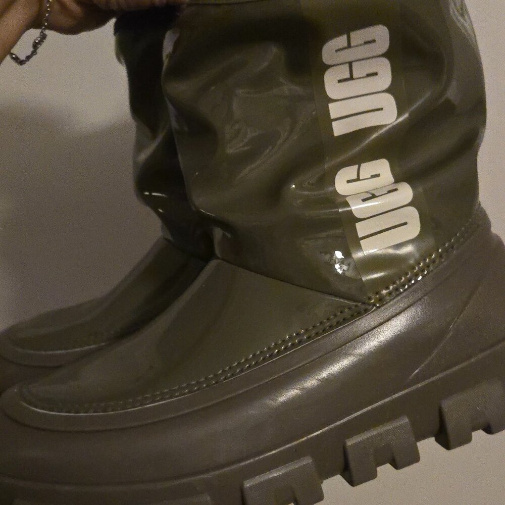 Ugg boots used once Burned green Color Very Warm And Comfy